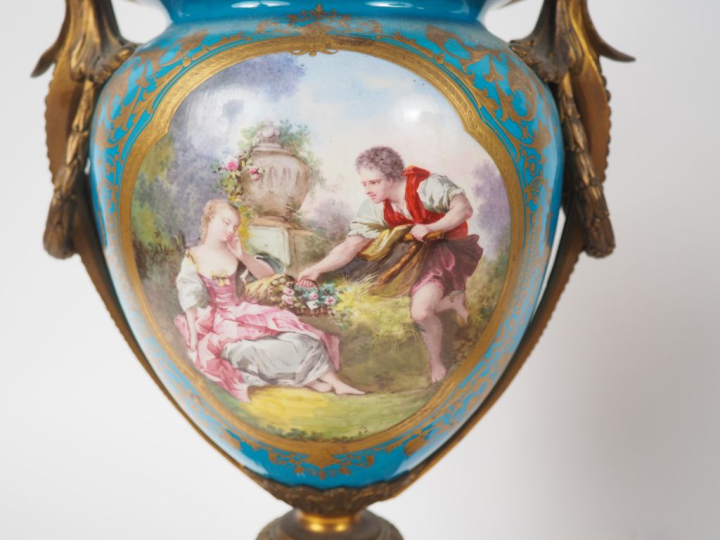 SEVRES. (?) Paire de vases en porcelaine de style Louis XVI, à décor d