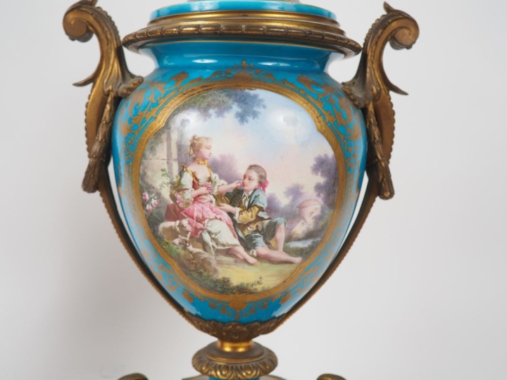 SEVRES. (?) Paire de vases en porcelaine de style Louis XVI, à décor d