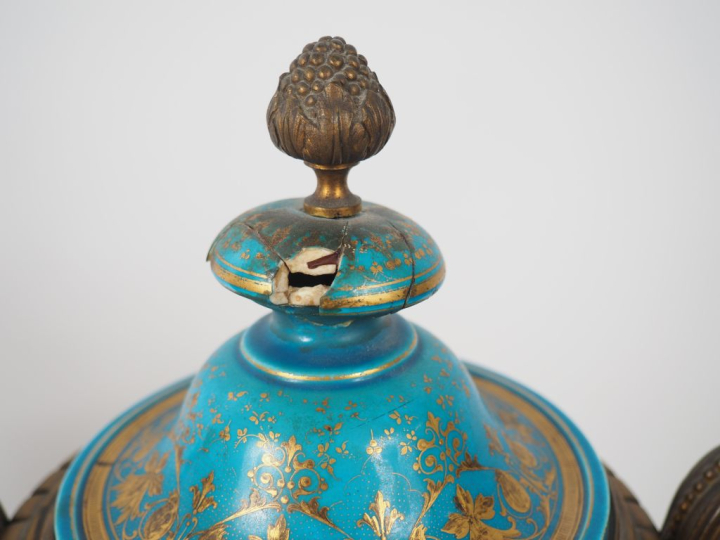 SEVRES. (?) Paire de vases en porcelaine de style Louis XVI, à décor d