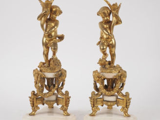 Vente aux enchères Paire de bougeoirs de style Louis XVI en bronze doré et albâtre, à déc