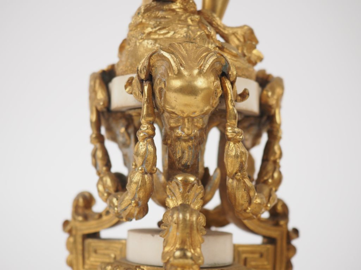 Paire de bougeoirs de style Louis XVI en bronze doré et albâtre, à déc