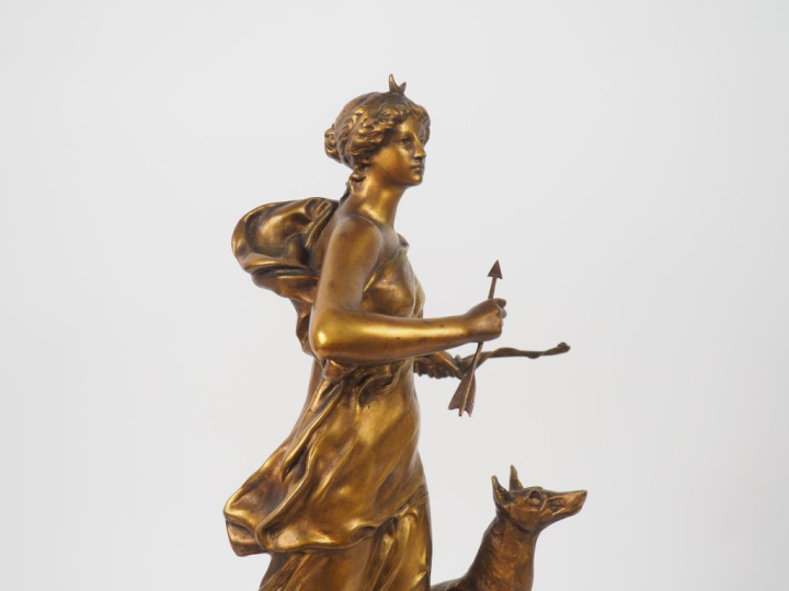 DUCUING. "Diane chasseresse" Groupe en bronze à patine dorée Signé H. 