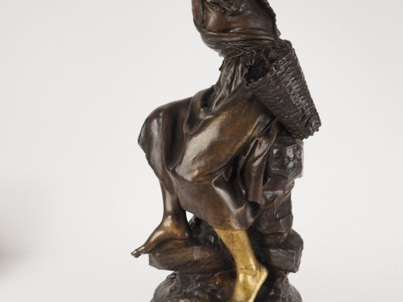 Mathurin MOREAU. "Marayeuse" Grand bronze à patine brune, socle tourna