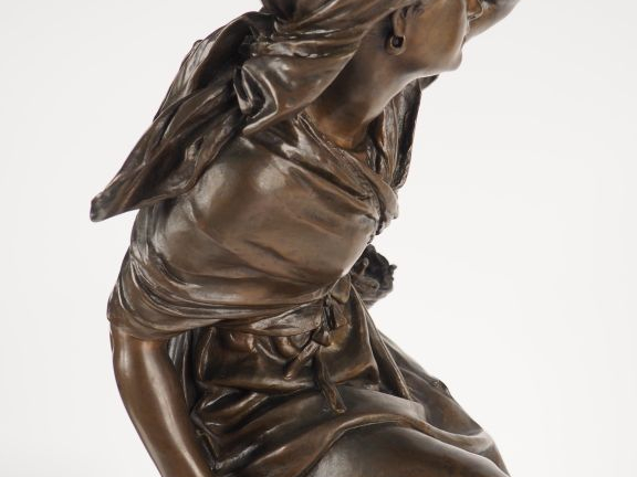 Mathurin MOREAU. "Marayeuse" Grand bronze à patine brune, socle tourna