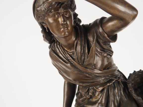 Mathurin MOREAU. "Marayeuse" Grand bronze à patine brune, socle tourna