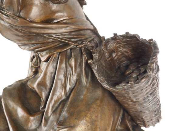 Mathurin MOREAU. "Marayeuse" Grand bronze à patine brune, socle tourna