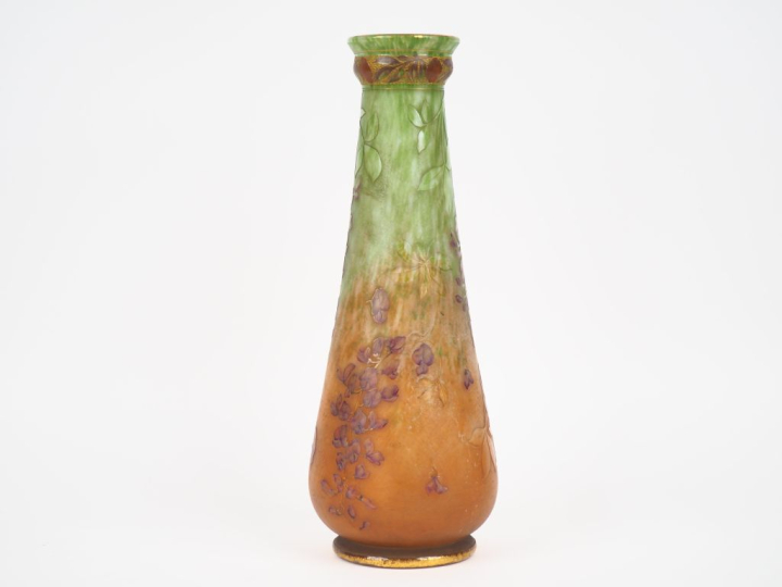 DAUM.  Grand vase balustre à décor gravé en camée à l'acide et émaillé