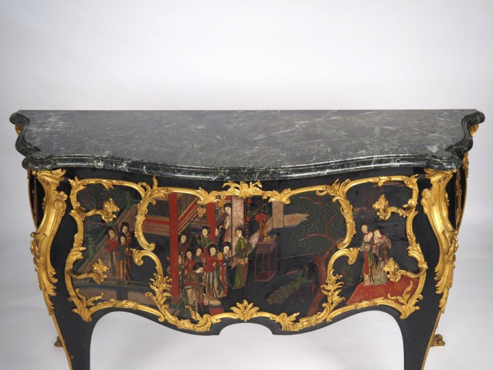 Paul SORMANI Grande et large commode de style Louis XV en laque de Cor
