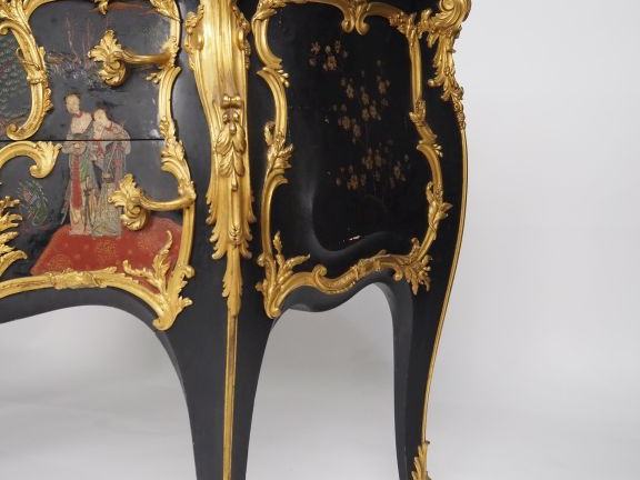 Paul SORMANI Grande et large commode de style Louis XV en laque de Cor