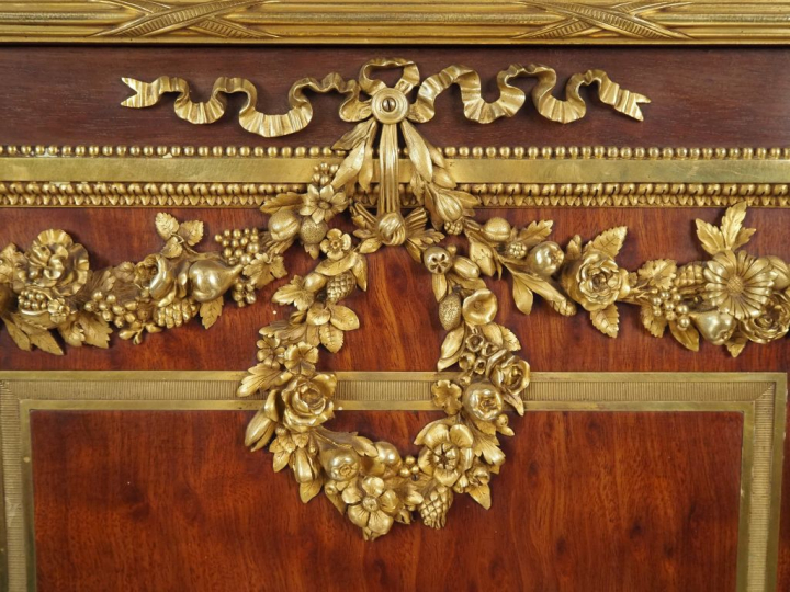 Exceptionnel serre bijoux de style Louis XVI en acajou et placage d'ac