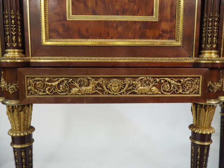 Exceptionnel serre bijoux de style Louis XVI en acajou et placage d'ac