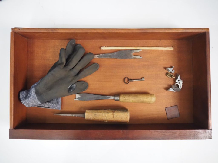 Exceptionnel serre bijoux de style Louis XVI en acajou et placage d'ac