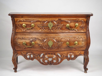 Vente aux enchères Commode provençale Louis XV en noyer mouluré et sculpté, à décor de fe