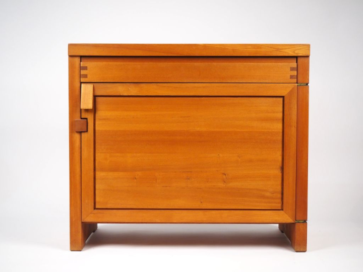 Pierre CHAPO. Bahut court modèle R09 B en orme massif ouvrant à un tir