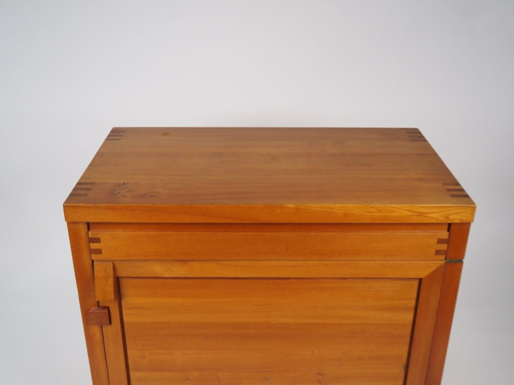 Pierre CHAPO. Bahut court modèle R09 B en orme massif ouvrant à un tir