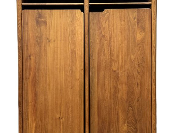 Pierre CHAPO. Armoire ou penderie modulable en orme massif ouvrant à d