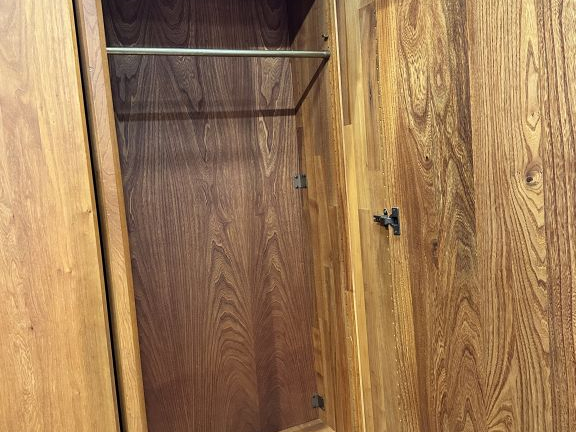 Pierre CHAPO. Armoire ou penderie modulable en orme massif ouvrant à d