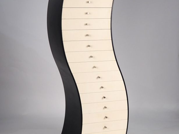 Shiro KURAMATA pour CAPPELLINI. Meuble "PC/3 - Side 1" blanc et noir. 
