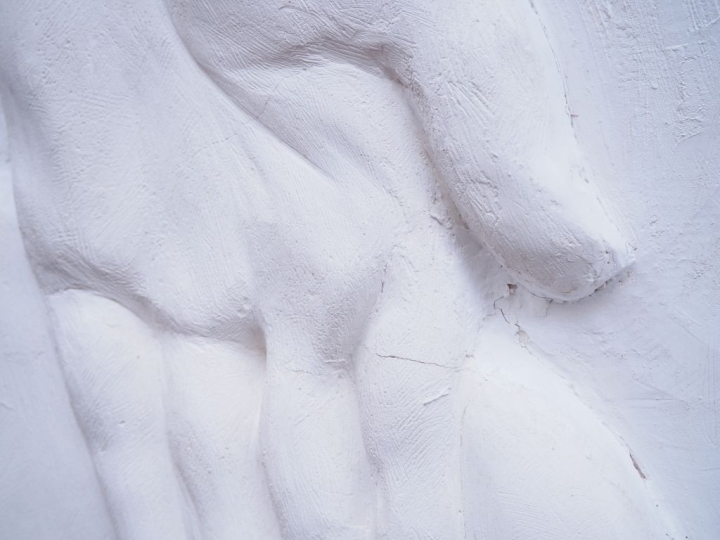 Paire de grands bas reliefs en platre et stuc représentant Vaslav Niji