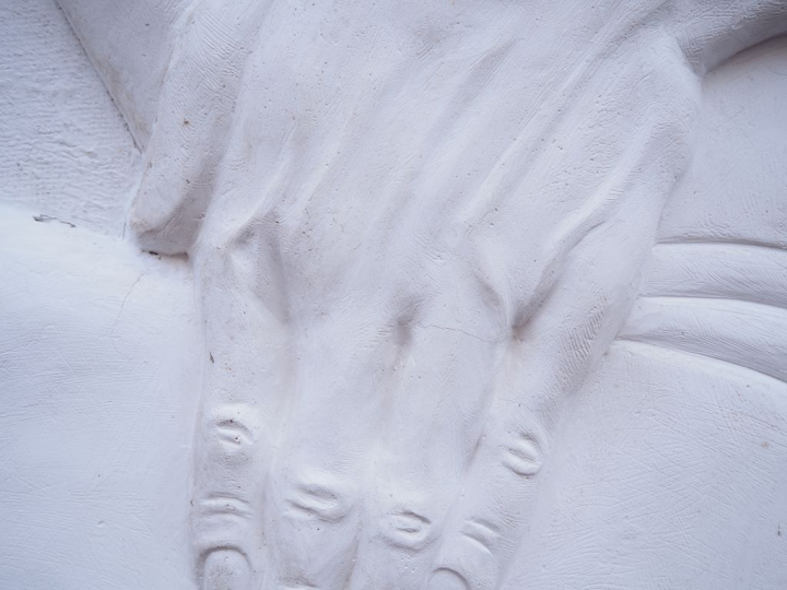 Paire de grands bas reliefs en platre et stuc représentant Vaslav Niji