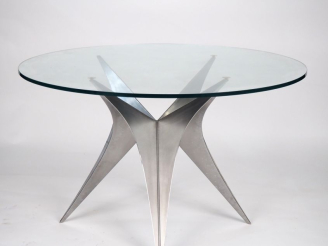 Vente aux enchères Table 1970 en verre et métal chromé , piétement en forme d'étoile.  H.