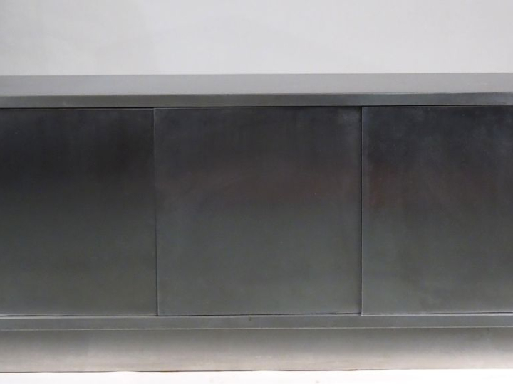 Enfilade 1970 garniture de métal chromé, trois portes.  Dim. 73 x 160 