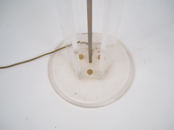 2 différents lampadaires années 70 en laiton doré et plexiglass, éclai