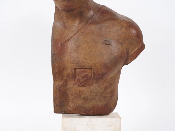 Igor MITORAJ. "Asclépios". Sculpture en bronze à patine brune. Signée 