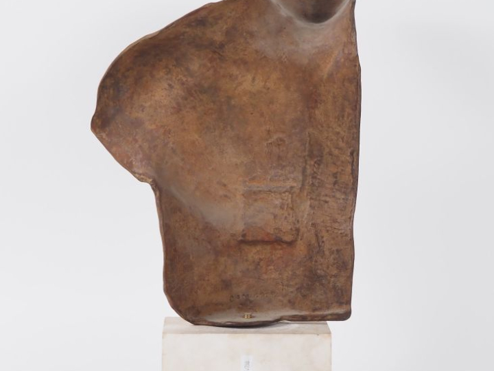 Igor MITORAJ. "Asclépios". Sculpture en bronze à patine brune. Signée 