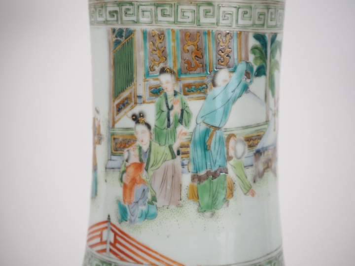 Chine, période Guangxu. Circa 1880 Vase de forme balustre en porcelain