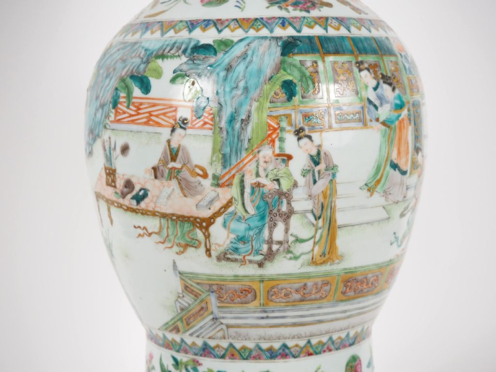Chine, période Guangxu. Circa 1880 Vase de forme balustre en porcelain