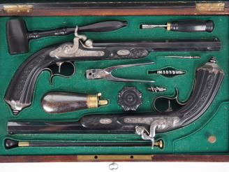 Vente aux enchères Paire de pistolets d’officier à percussion.  Canons à pans bleuis, ray