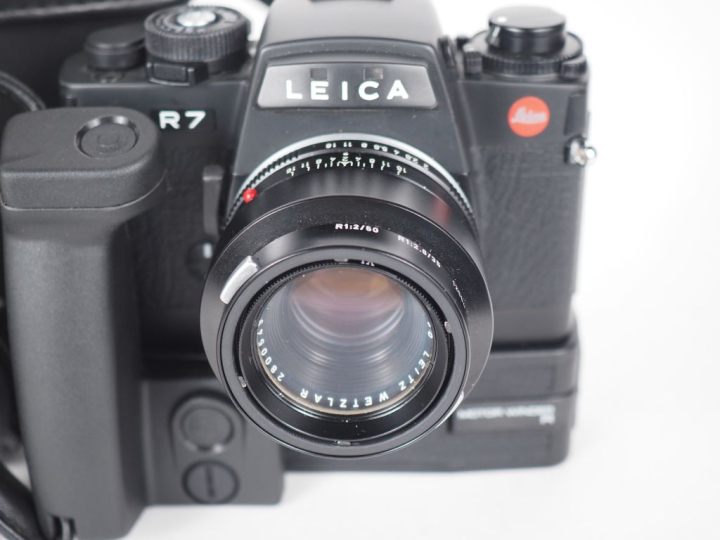 LEICA R7. Appareil photographique n°1911629 avec objectif SUMMICRON-R 