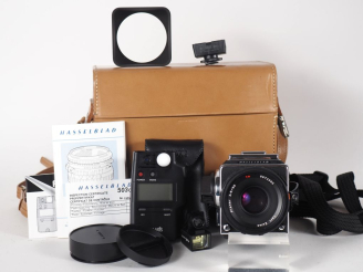 Vente aux enchères HASSELBLAD. Appareil photographique 503 CW n°19SV31077 avec objectif C