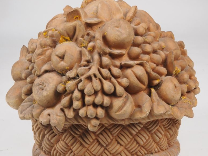 Sculpture d'ornement en terre cuite figurant une corbeille d'osier gar