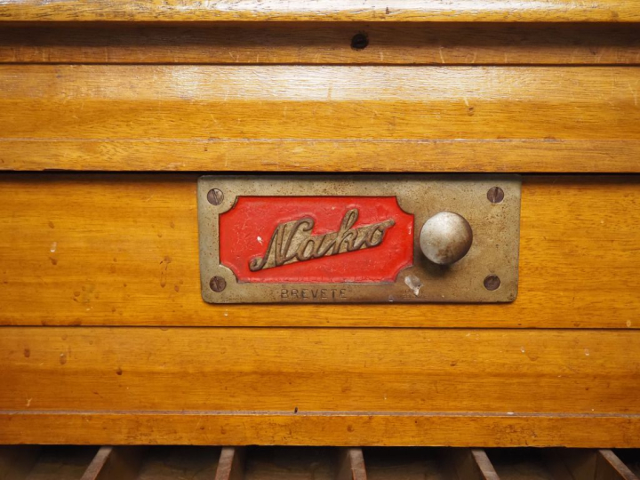 Billard russe de marque NAKO avec ses accessoires. Dim. 80 x 180 x 90 