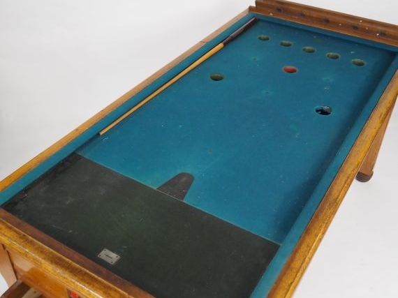 Billard russe de marque NAKO avec ses accessoires. Dim. 80 x 180 x 90 