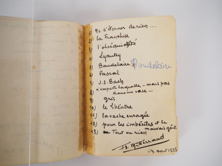 [MITTERRAND]. CARNET MANUSCRIT AVEC RÉPONSE AUTOGRAPHE DES DEUX FRÈRES