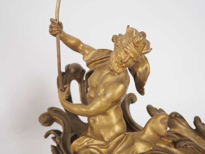 Paire de feux de cheminée de style Rocaille en bronze figurant Neptune