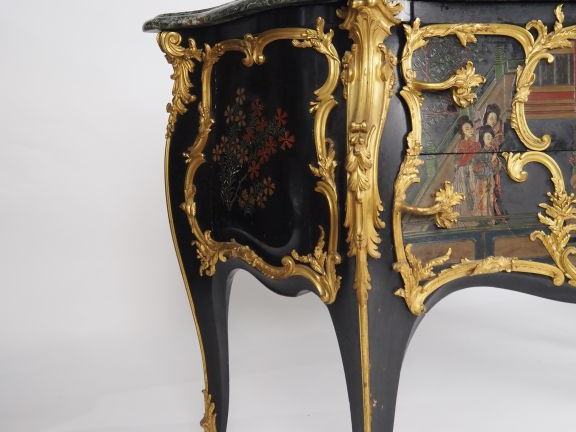 Paul SORMANI Grande et large commode de style Louis XV en laque de Cor
