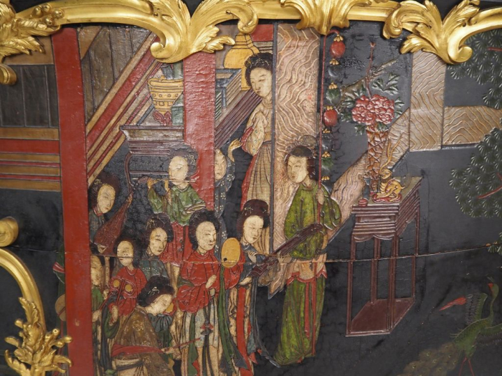 Paul SORMANI Grande et large commode de style Louis XV en laque de Cor