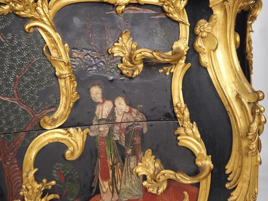 Paul SORMANI Grande et large commode de style Louis XV en laque de Cor
