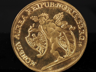 Vente aux enchères Pièce de un Thaler en or.  Diam. 38 mm Poids. 23,14 g FRAIS ACHETEURS 