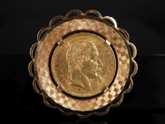 Vente aux enchères Broche/pendentif en or jaune 750, serti en son centre d'une pièce de 2