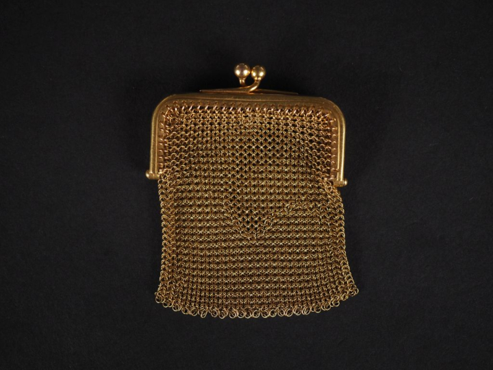 Petite bourse en or jaune 750.  6,5 x 4,7 cm Poids. 18,41 g
