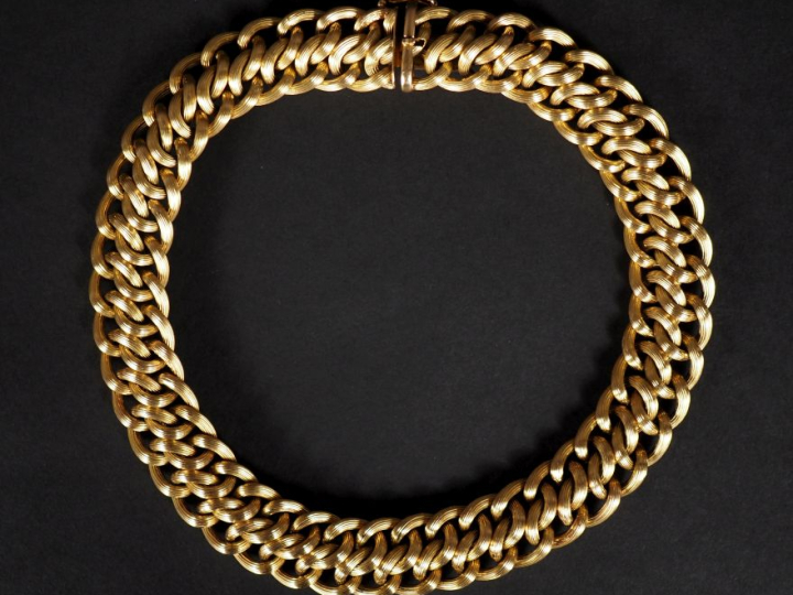 Important collier souple en or jaune 750, maille plate torsadée et ajo