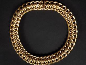 Vente aux enchères Important collier souple en or jaune 750, maille plate torsadée et ajo