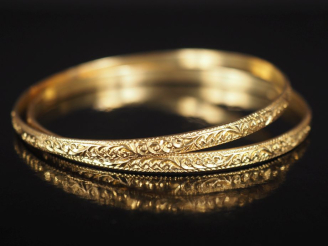 Vente aux enchères Paire de bracelets joncs en or jaune 750, à décor de rinceaux feuillag
