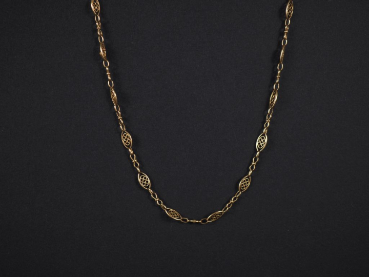 Collier souple en or jaune 750, composé de petits maillons ovales ajou