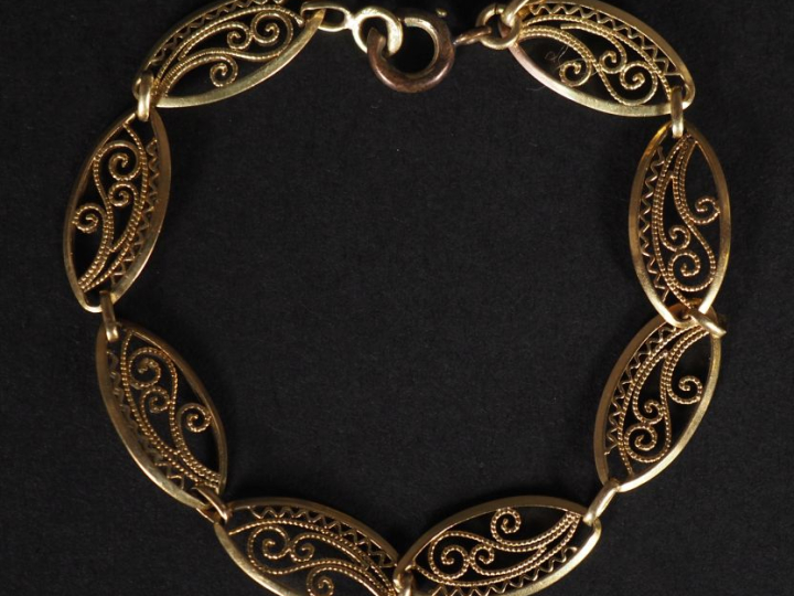 Bracelet articulé en or jaune 750, composé de maillons ovales ajourés 